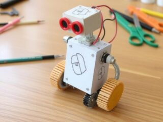 Робот-художник на кухонном столе: как собрать творческое устройство из подручных материалов