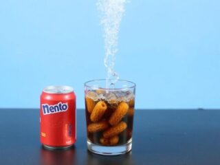 Мини-гейзер в стакане: простой и зрелищный эксперимент с Mentos и колой